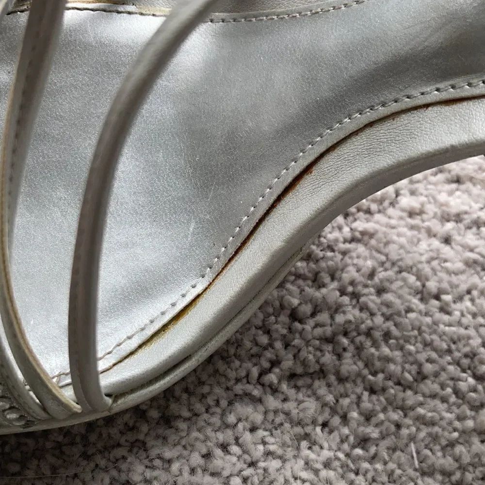 Silver heels  - Picture 4 of 9